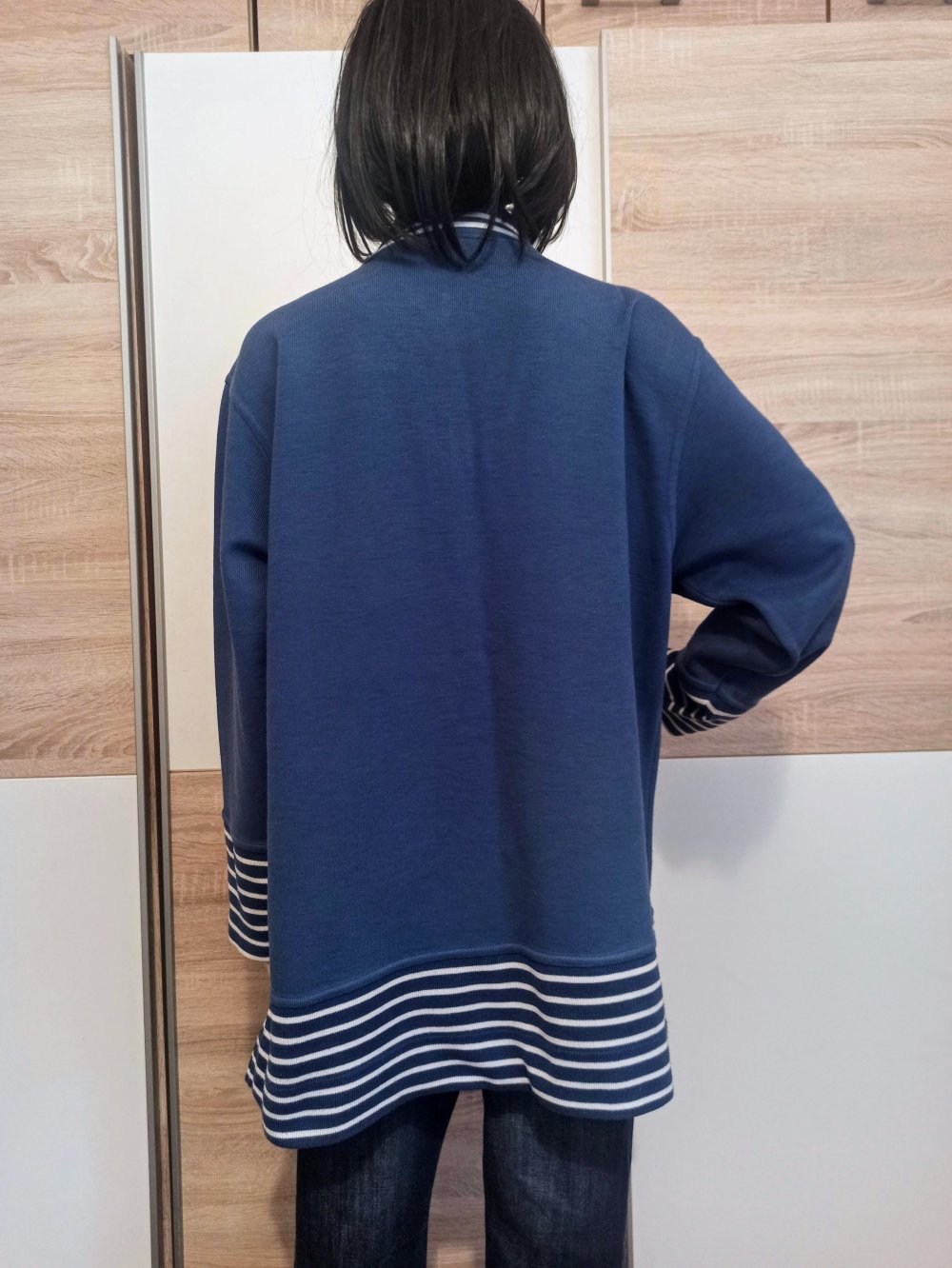 Schöner Hoodie-Pullover in Blau von Lisa Campione mit weiße Streifen unten