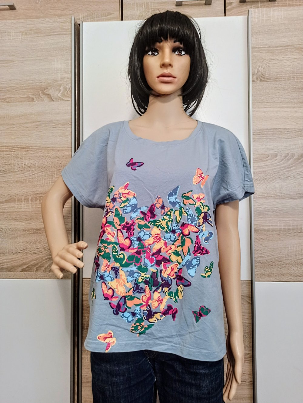 Schönes T-Shirt in blau mit Schmetterlinge