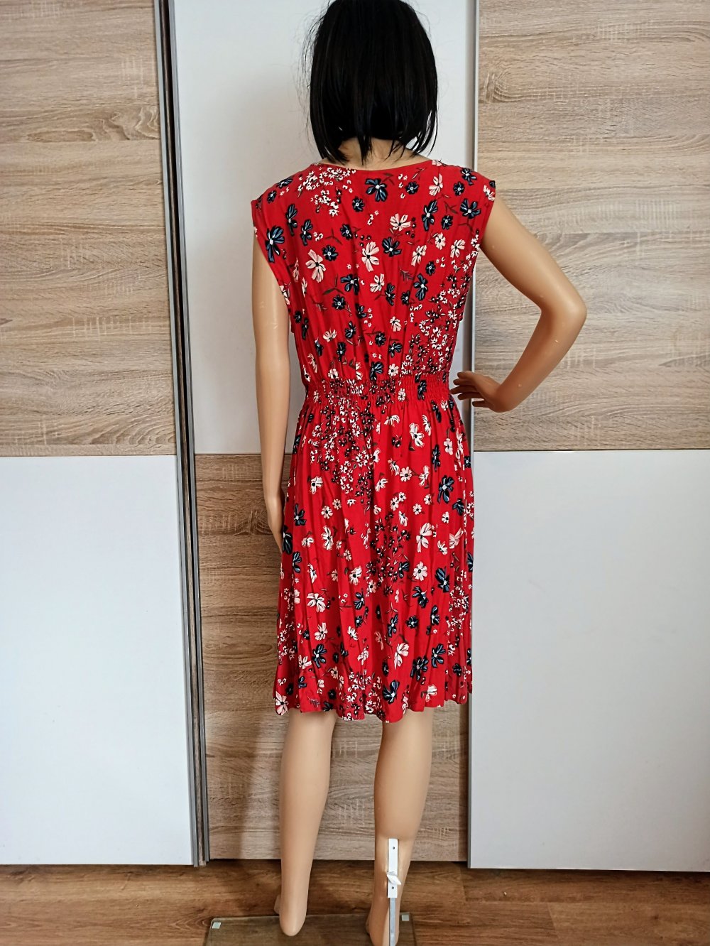 Schönes rotes Kleid mit weiße und blaue Blümchen von H&M