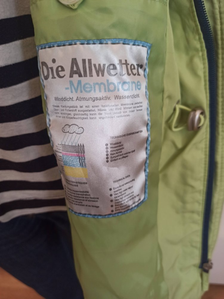 Schöne Regen Jacke in helles grün mit Kapuze von Helena Vera