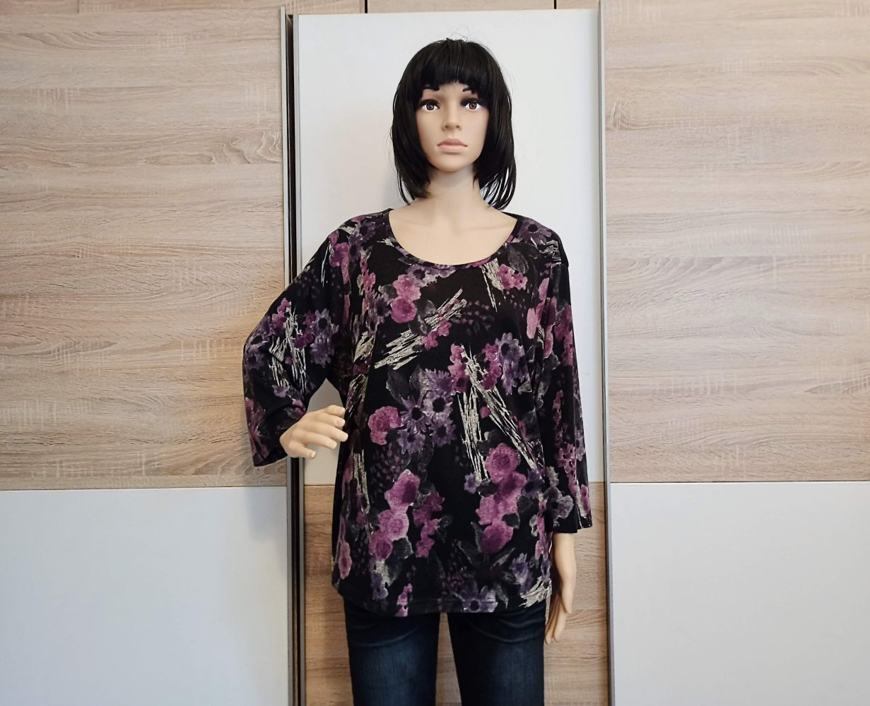 Schöner Langarm-Shirt in schwarz mit lila Blümchen