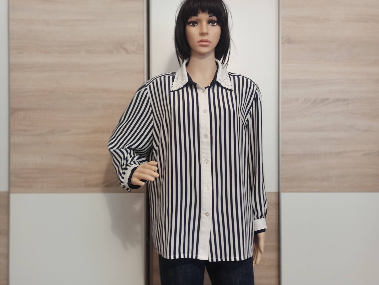 Schöne Bluse in weiß mit marienblauen Streifen von Chris