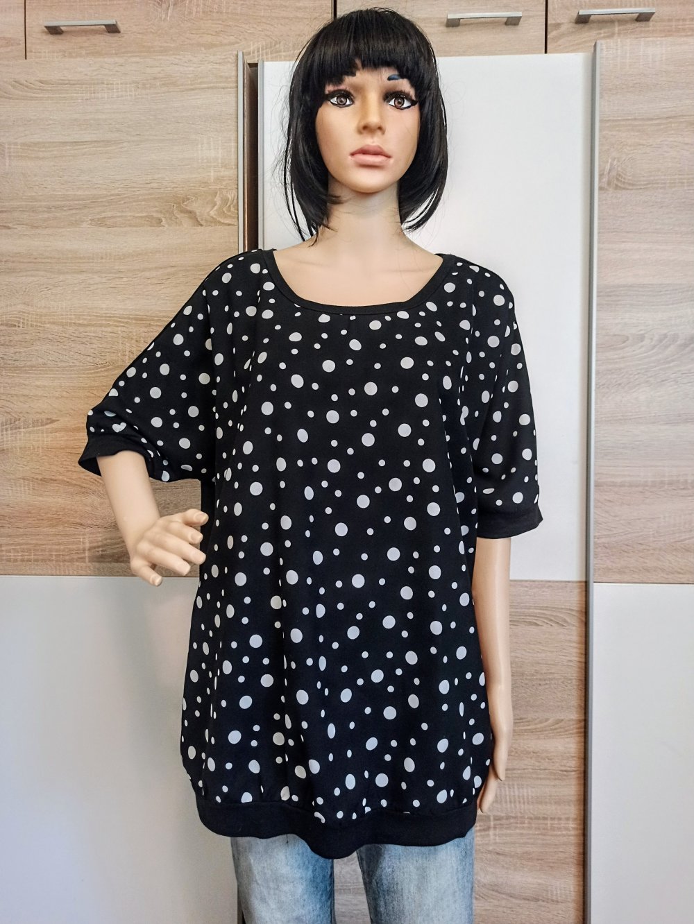 Schöne Bluse in schwarz mit weiße Punkte von Essentials