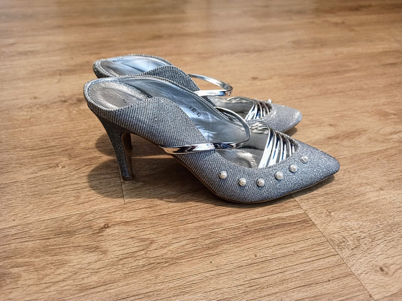 Tolle Damen Pumps mit Glitzer in Silber von Scepharr