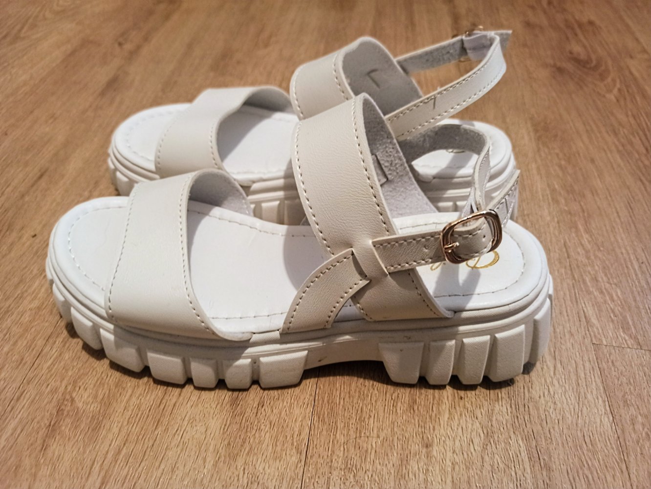 Tolle Damen Sandalen in weiß von Beilide