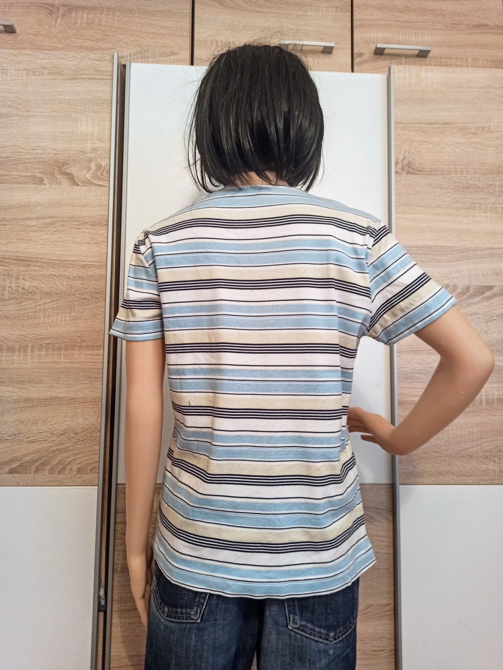 Schönes gestreiftes T-Shirt hellblau/weiß/gelb von Joy