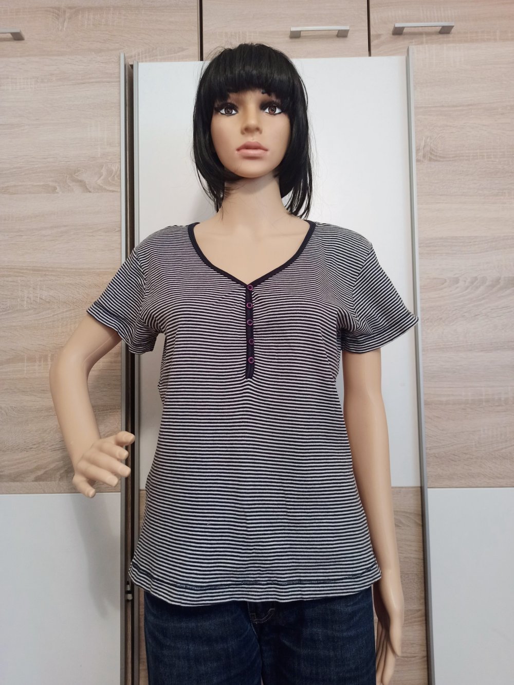 Schönes gestreiftes T-Shirt in marienblau mit weiße Nadelstreifen von love for detail