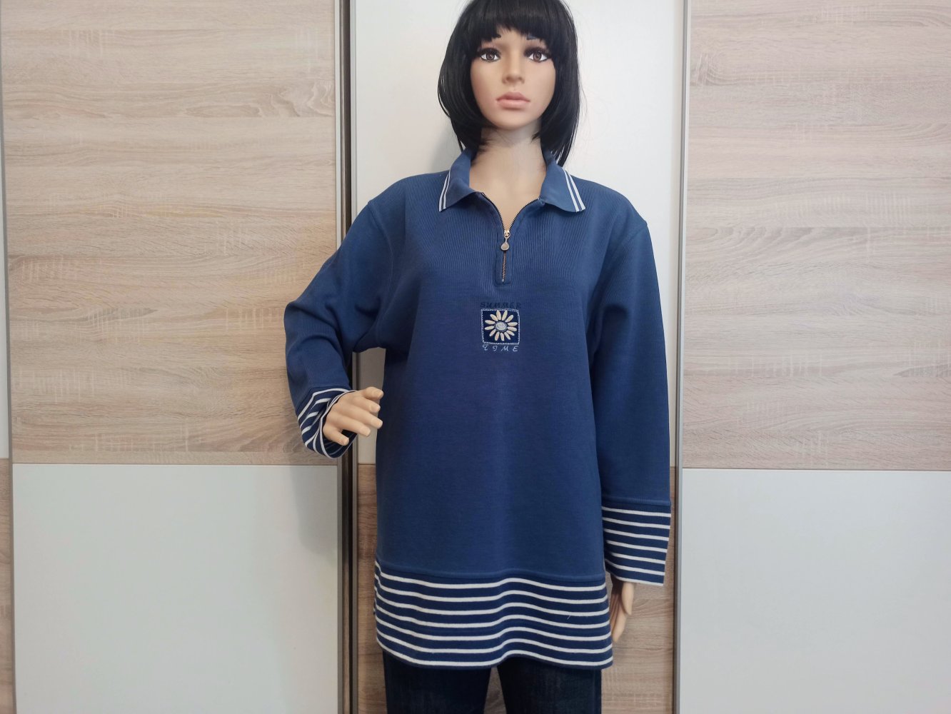 Schöner Hoodie-Pullover in Blau von Lisa Campione mit weiße Streifen unten