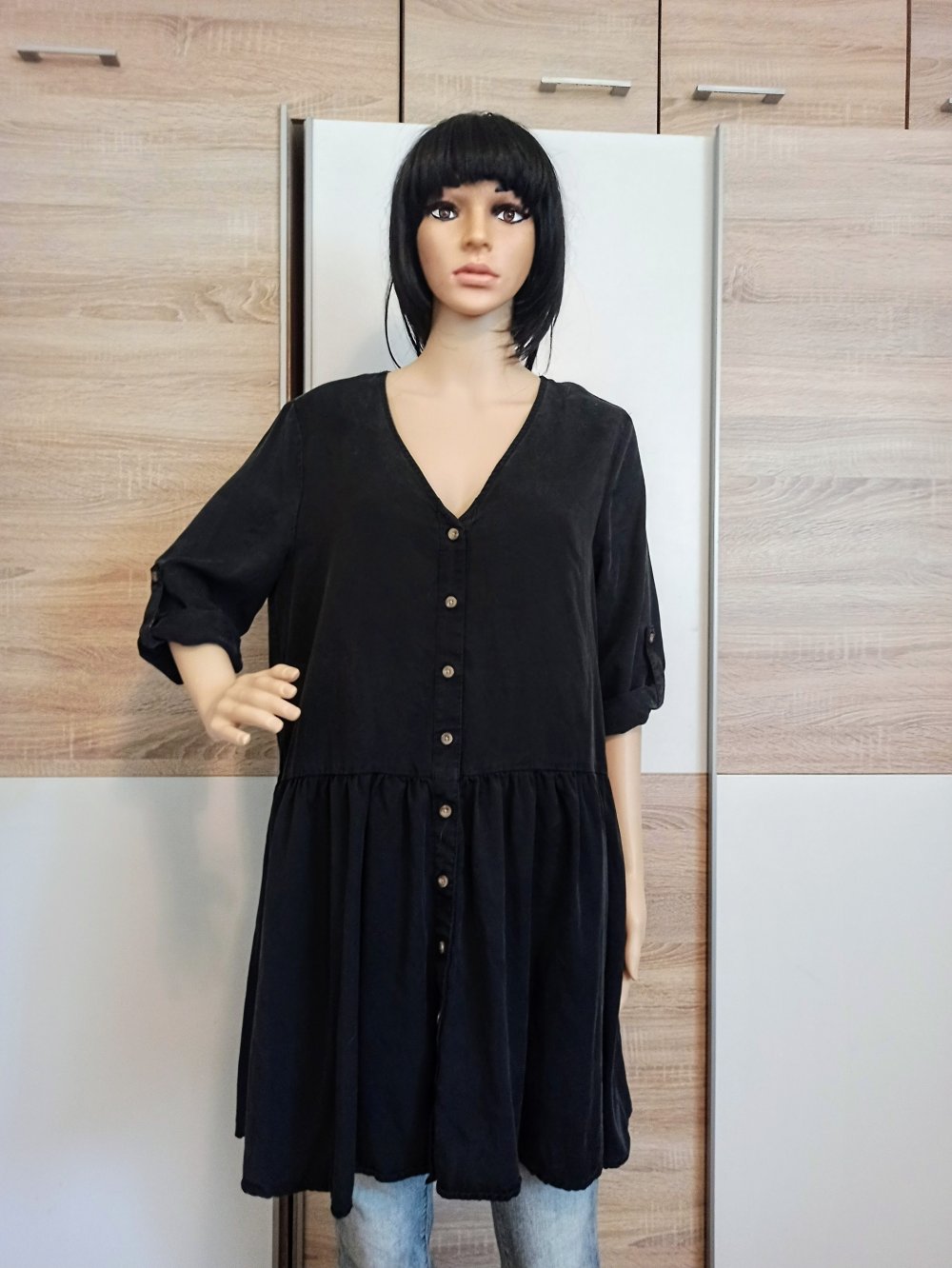 Schönes Kleid in Schwarz mit Knöpfen von Mapa