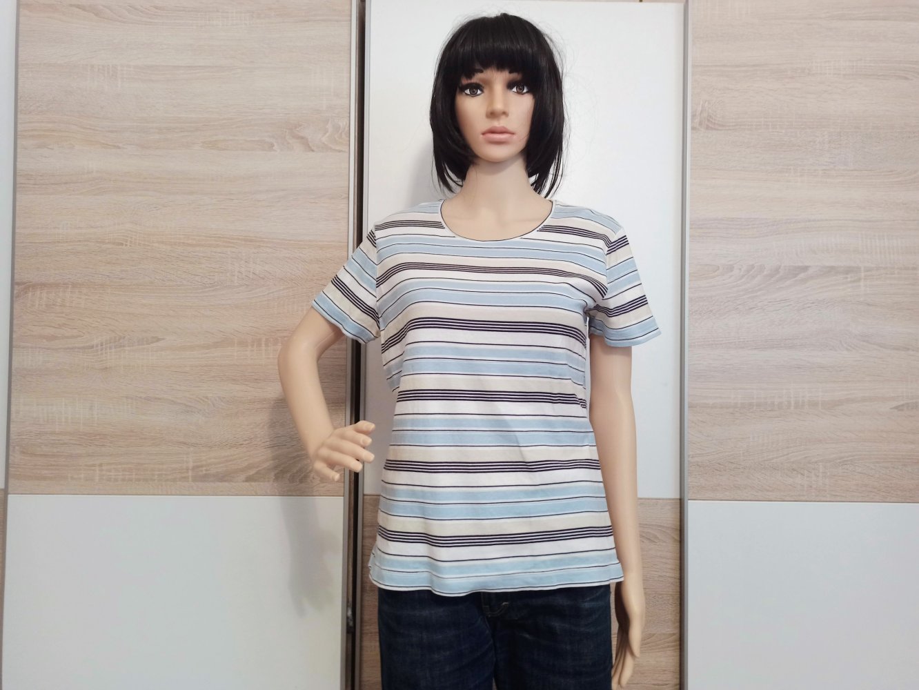 Schönes gestreiftes T-Shirt hellblau/weiß/gelb von Joy