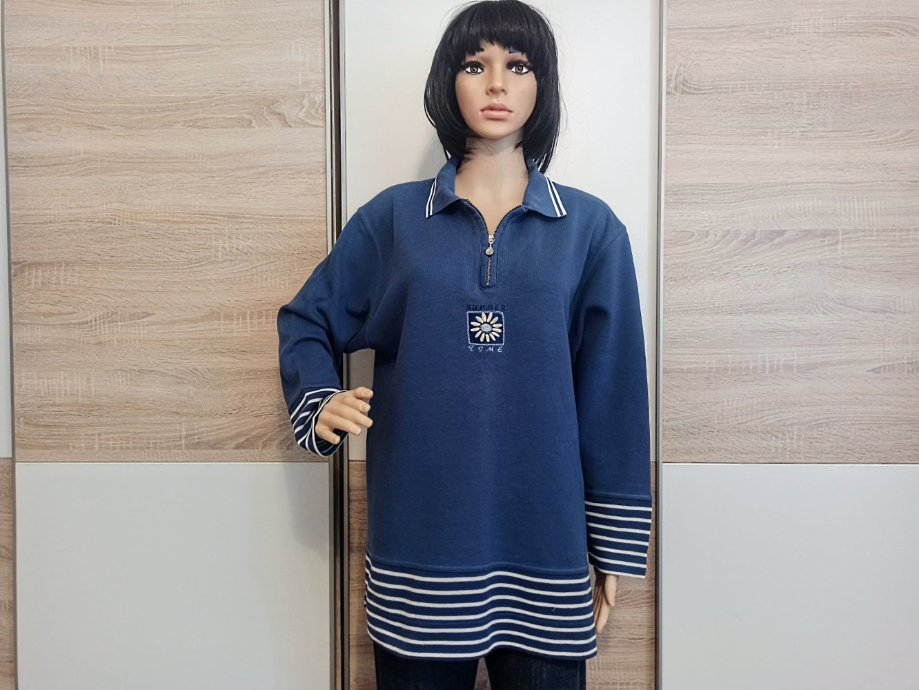 Schöner Hoodie-Pullover in Blau von Lisa Campione mit weiße Streifen unten