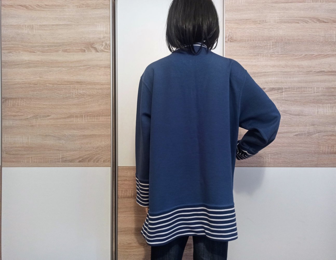 Schöner Hoodie-Pullover in Blau von Lisa Campione mit weiße Streifen unten