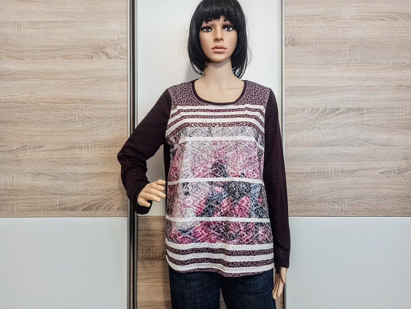 Schönes Langarm-Shirt in burgunderrot mit weiße Streifen und Strasssteinen von Bonita