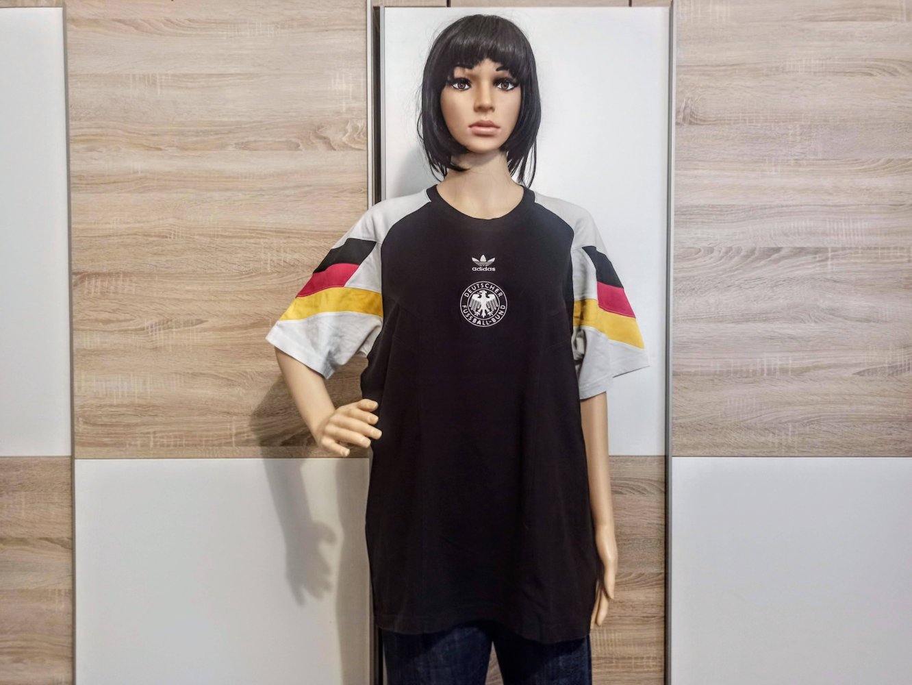 Schönes T-Shirt von Adidas in schwarz/weiß/rot/gelb