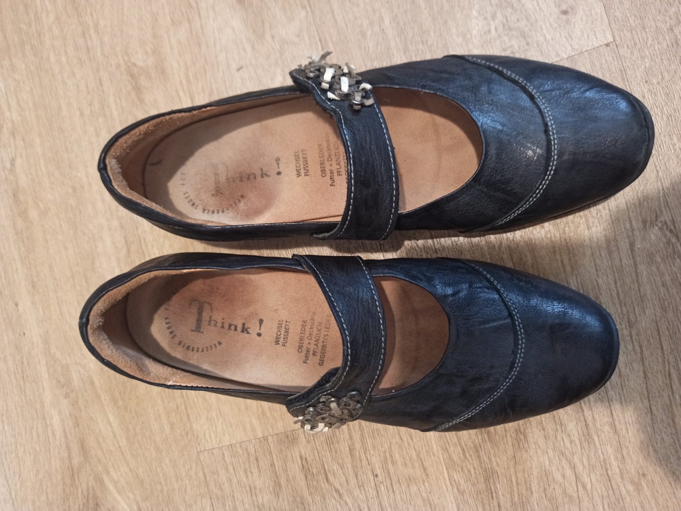 Tolle Damen-Schuhe in schwarz von Think