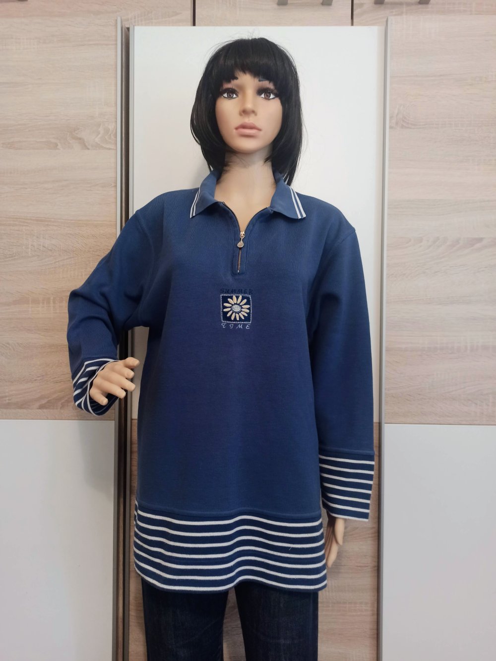 Schöner Hoodie-Pullover in Blau von Lisa Campione mit weiße Streifen unten