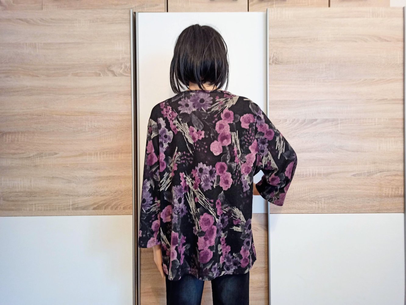 Schöner Langarm-Shirt in schwarz mit lila Blümchen