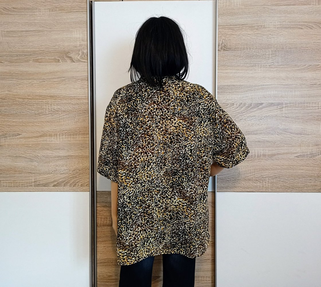 Schöne bunte Bluse in Leoparden Style