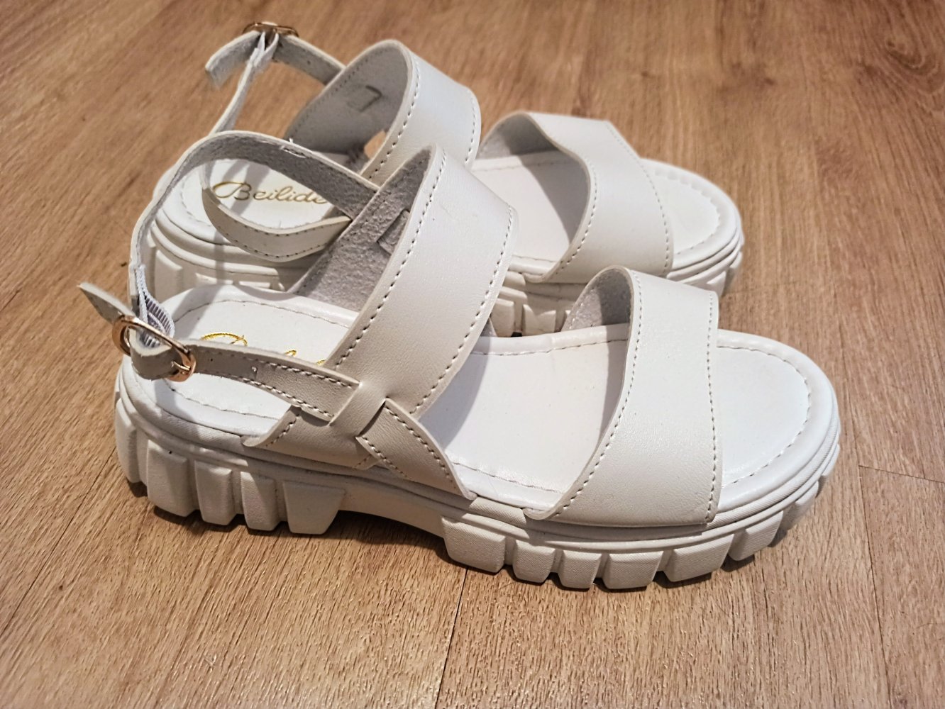 Tolle Damen Sandalen in weiß von Beilide