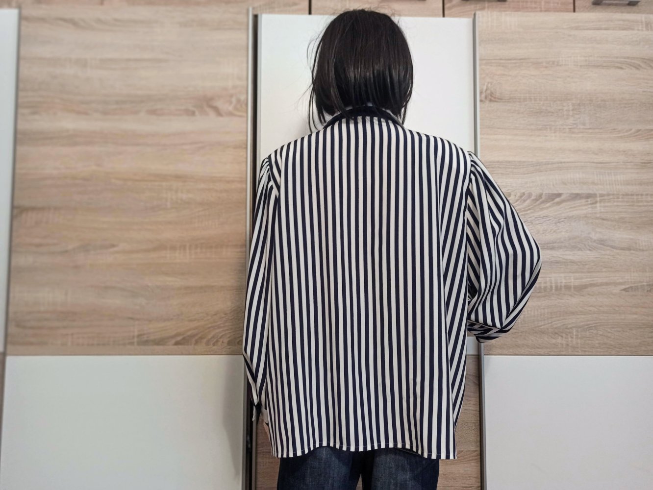 Schöne Bluse in weiß mit marienblauen Streifen von Chris
