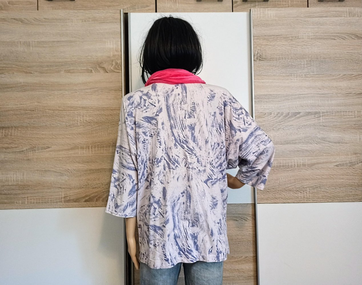 Schönes Langarm-Shirt in lila/weiß mit Zügen aus Strasssteinen