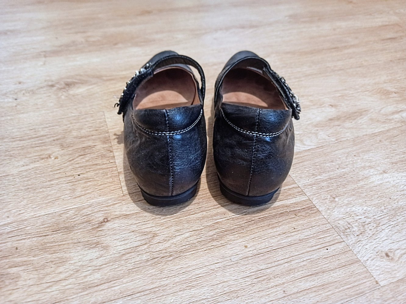 Tolle Damen-Schuhe in schwarz von Think