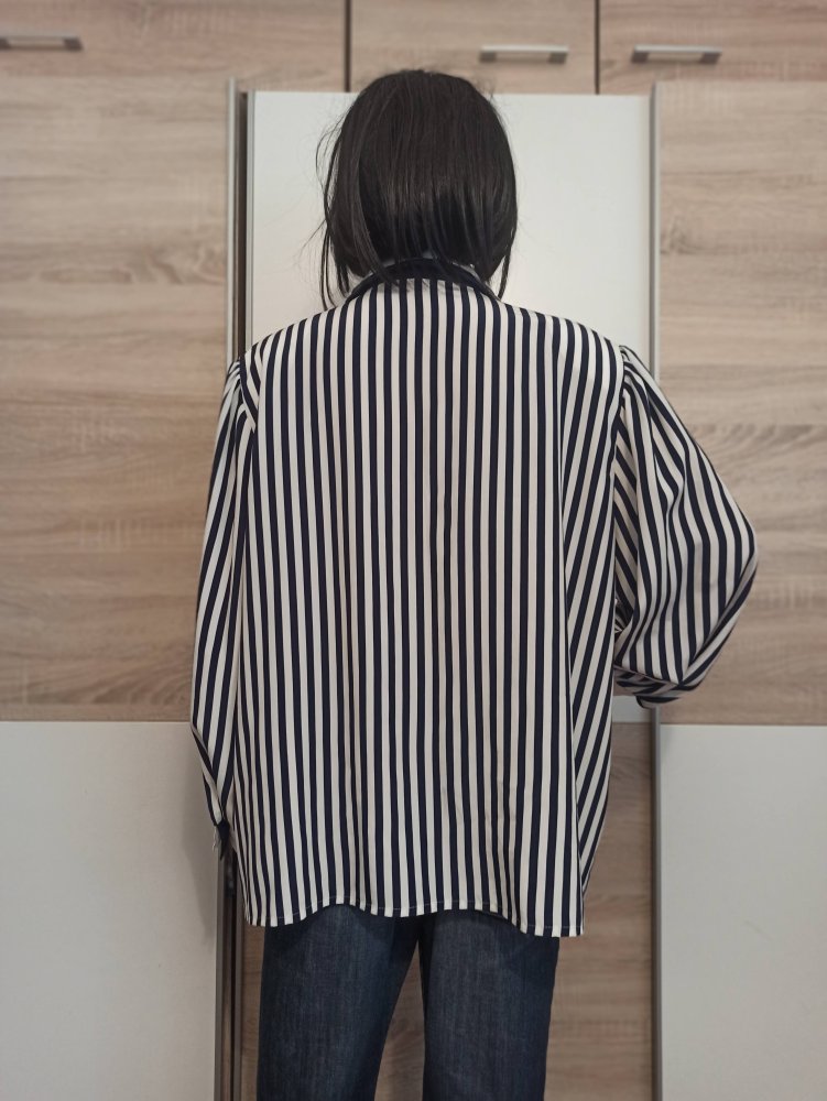 Schöne Bluse in weiß mit marienblauen Streifen von Chris