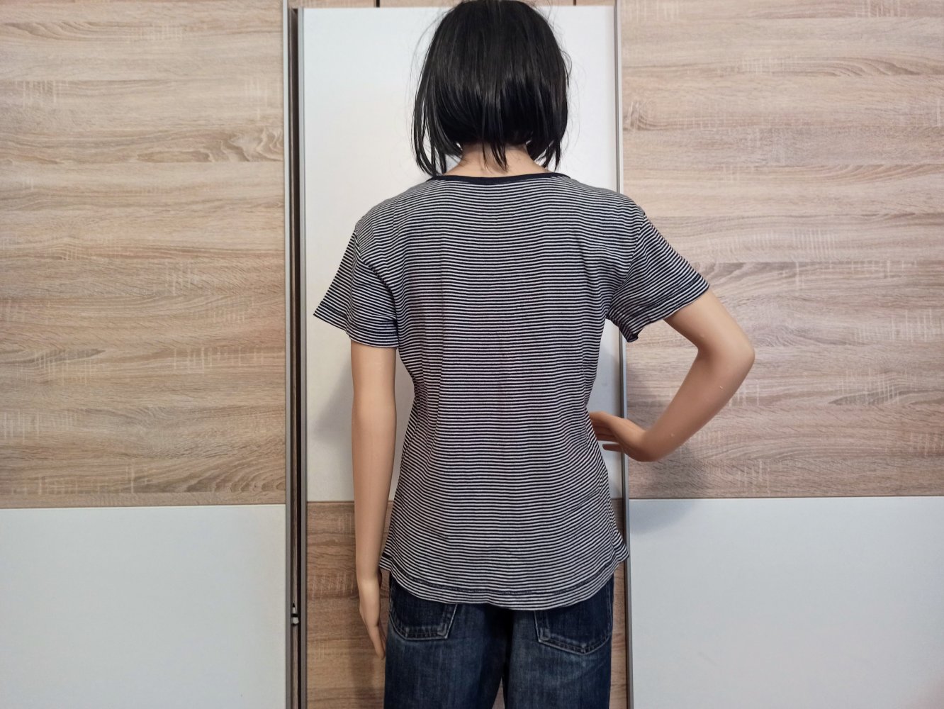 Schönes gestreiftes T-Shirt in marienblau mit weiße Nadelstreifen von love for detail