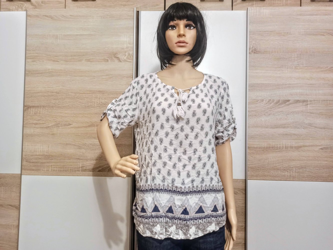 Schöne weise Bluse mit marienblauen Muster