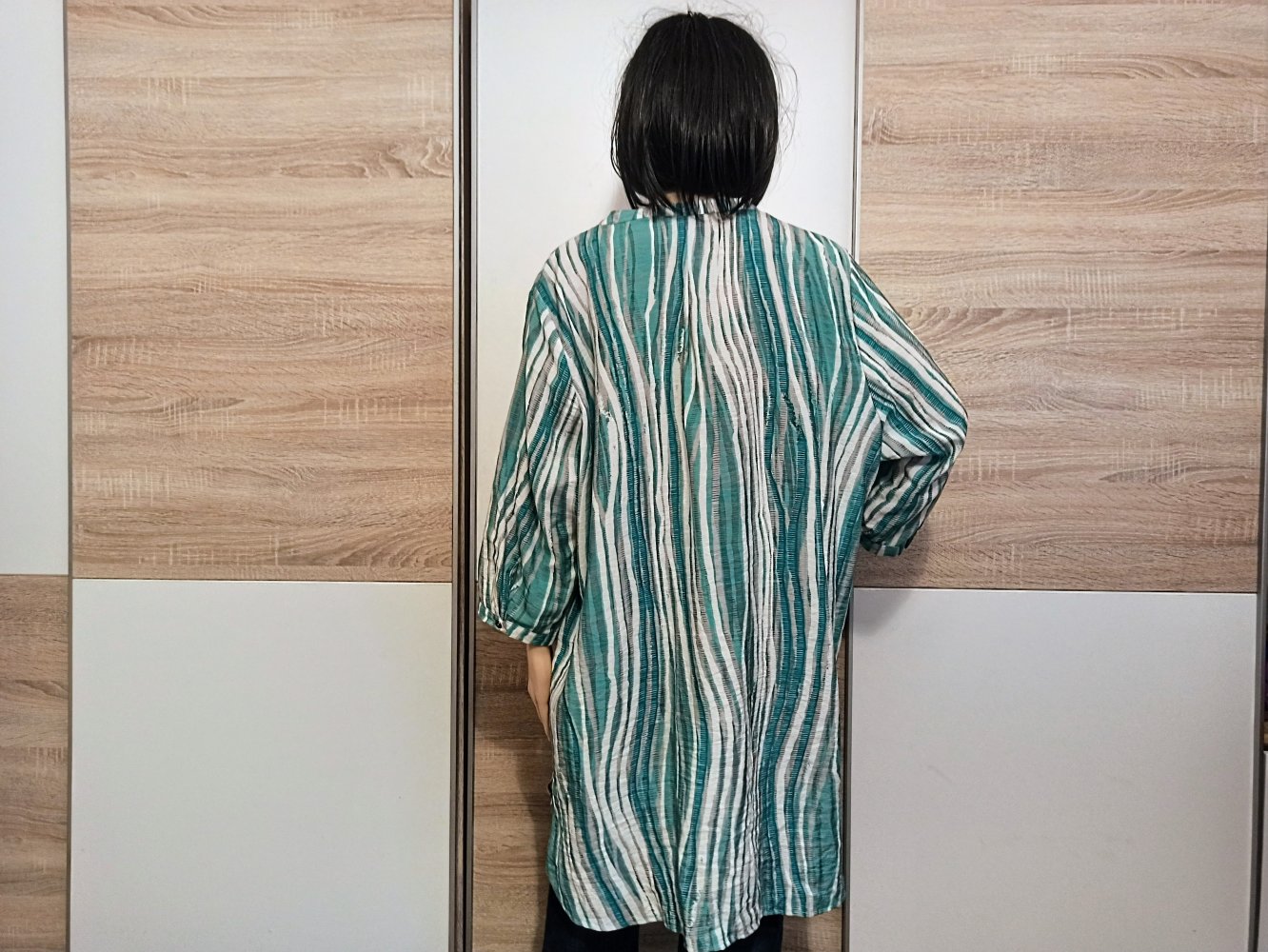 Schöne Bluse mit grüne und weiße Wellenstreifen von Liberty
