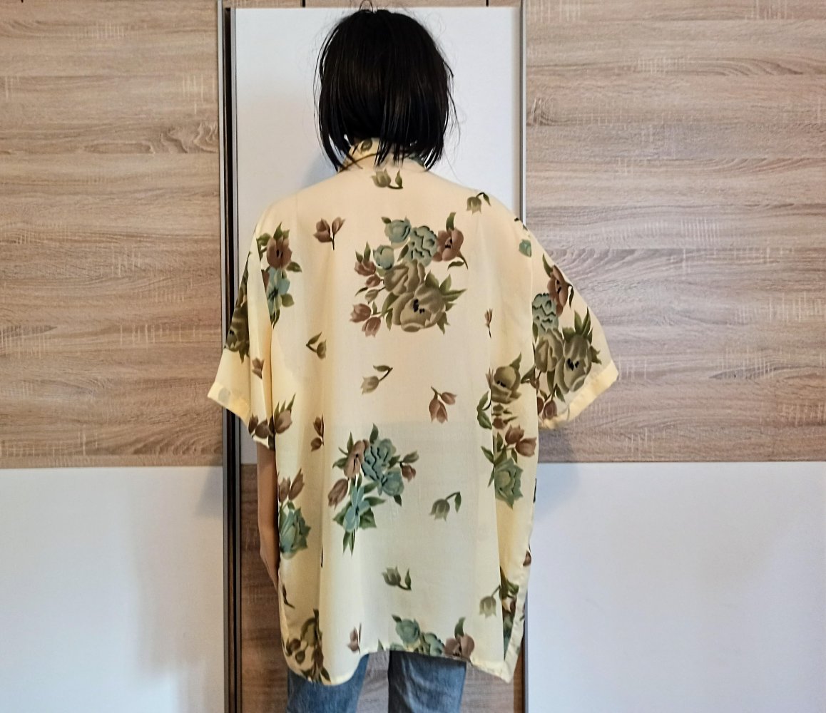 Schöne Bluse in gelb mit  Blumen grün/braun