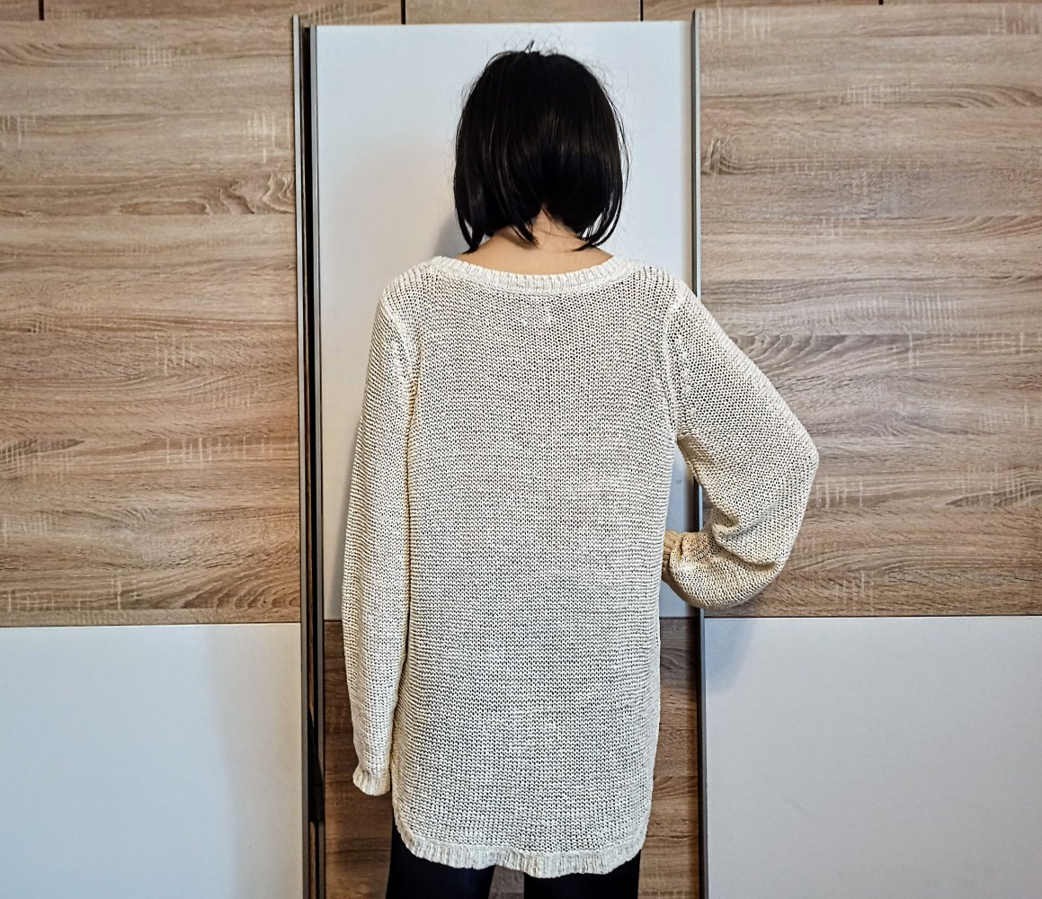 Schöner Pullover in grau mit Schall