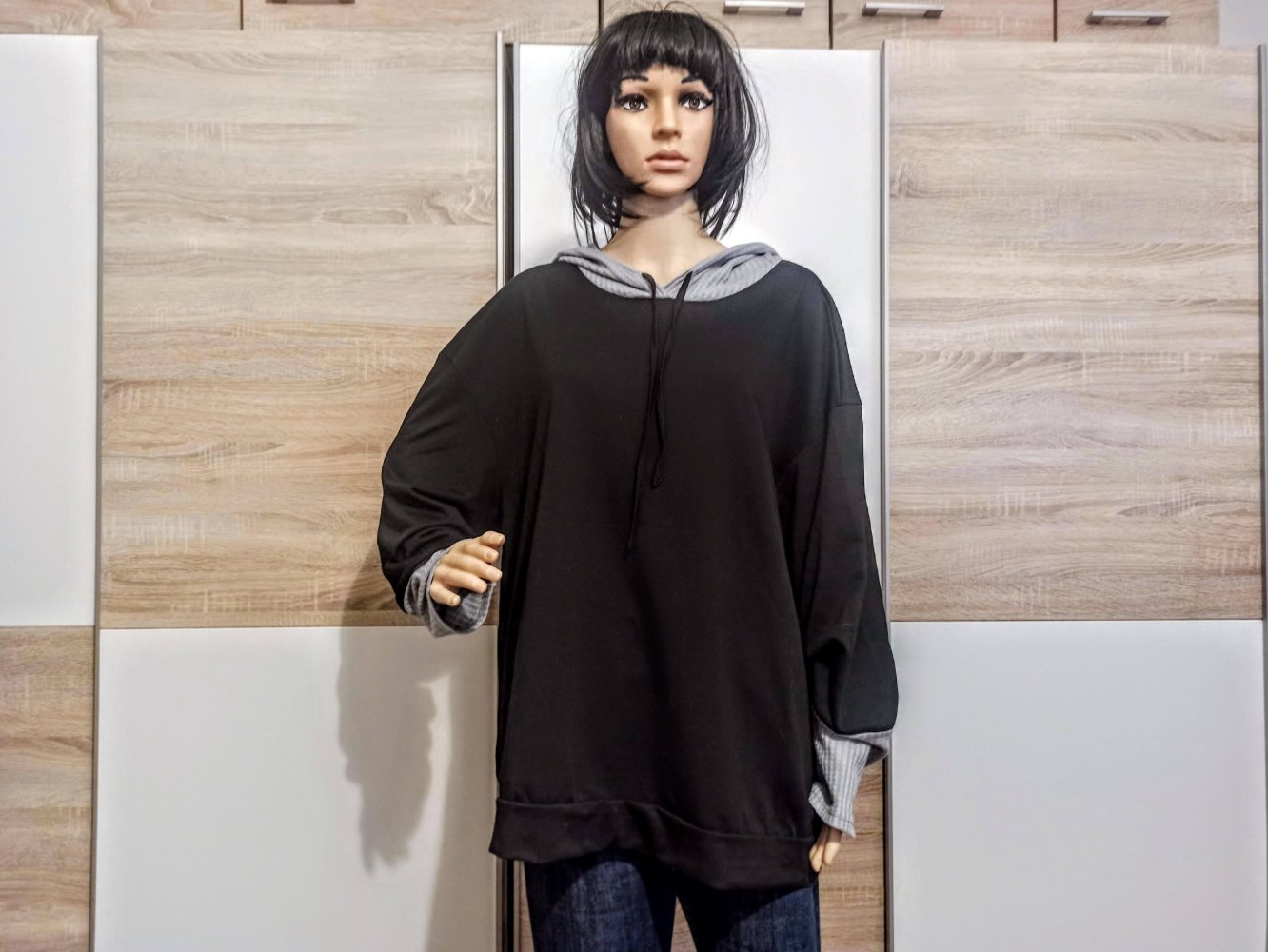 Schönes Langarm-Shirt Schein kurve miot kapuze in schwarz/grau