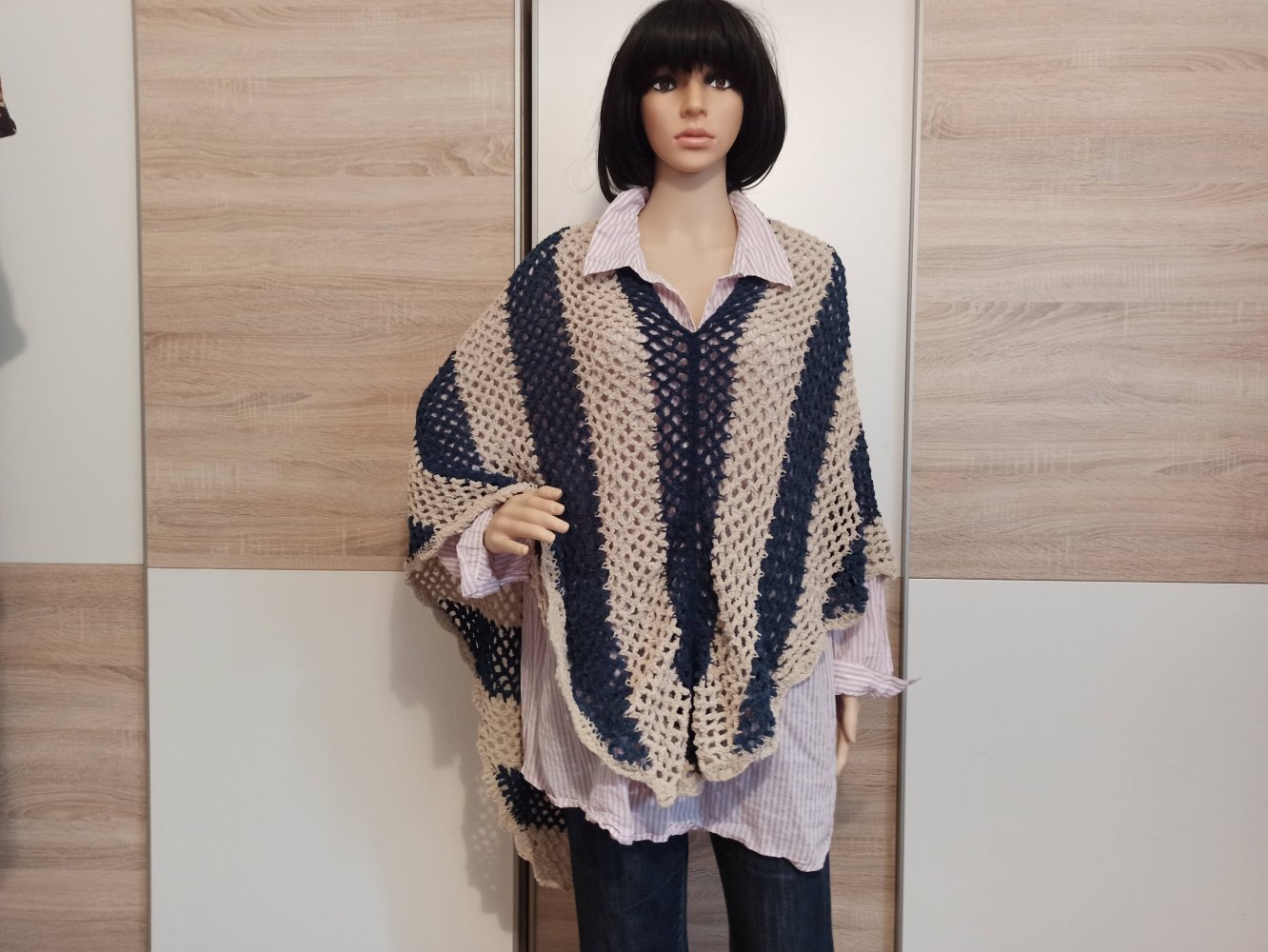 Schöner Poncho in marienblau/beige 
