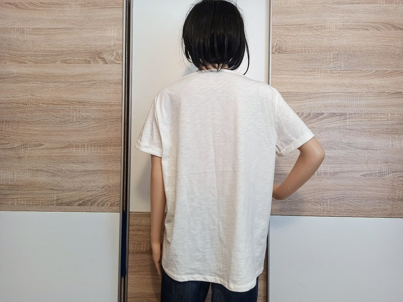 Schönes T-Shirt in weiß mit Spitze vorne von C&A