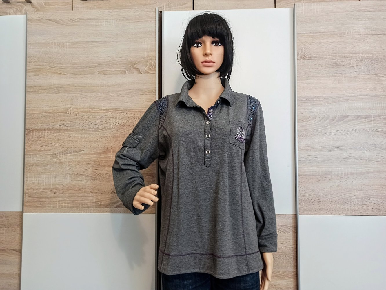 Schönes Langarm-Shirt in grau mit Strasssteinen von Alba Moda