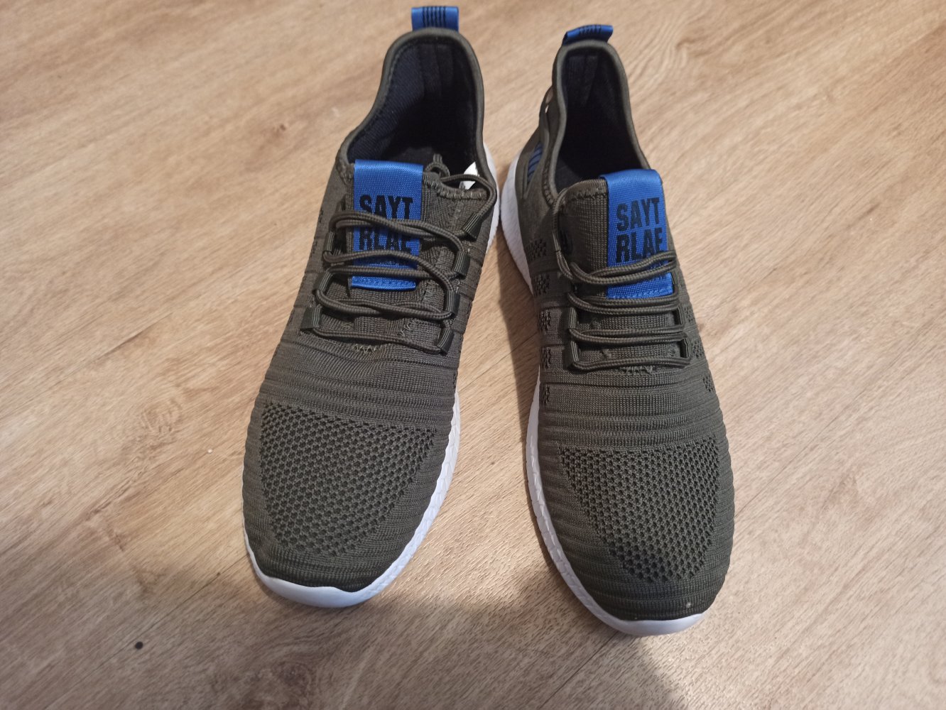 Sehr schöne Sneakers in Farbe Khaki