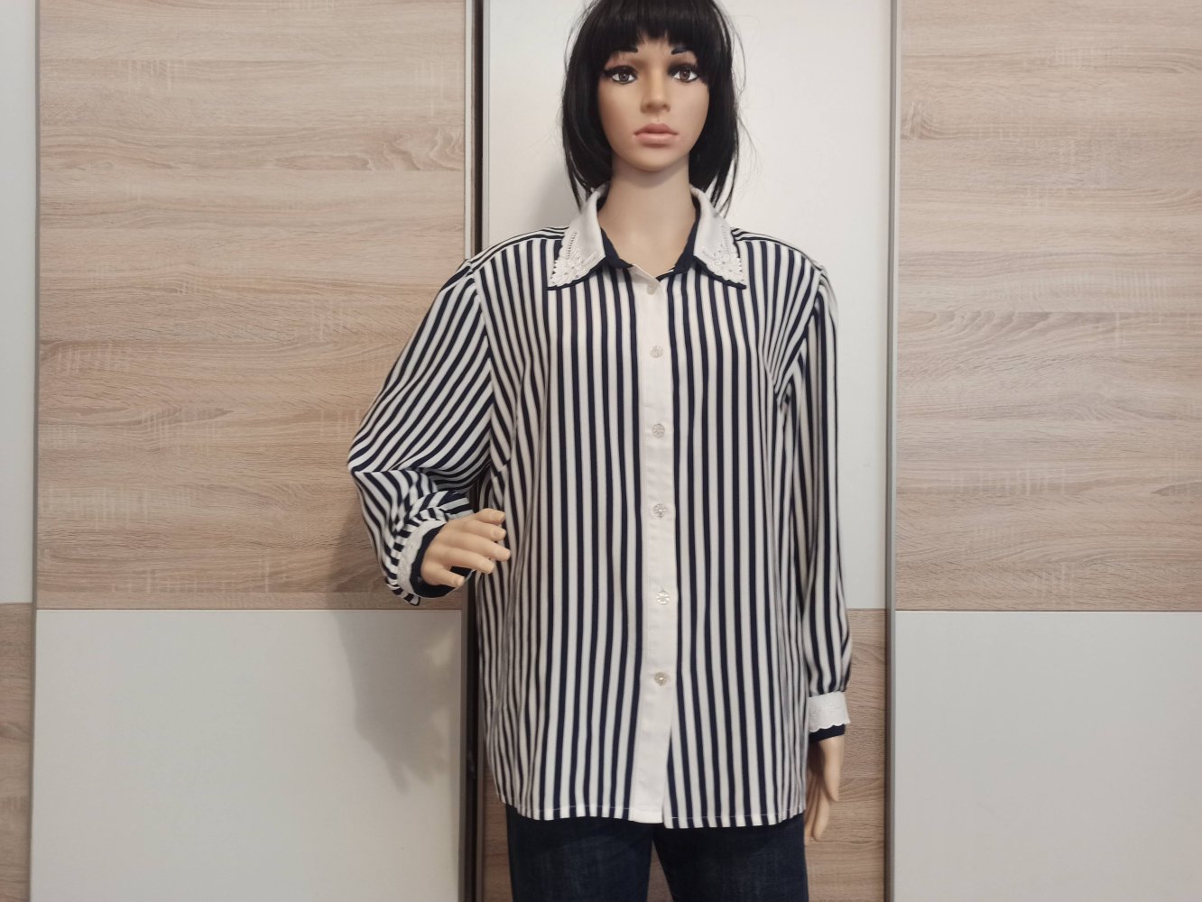 Schöne Bluse in weiß mit marienblauen Streifen von Chris