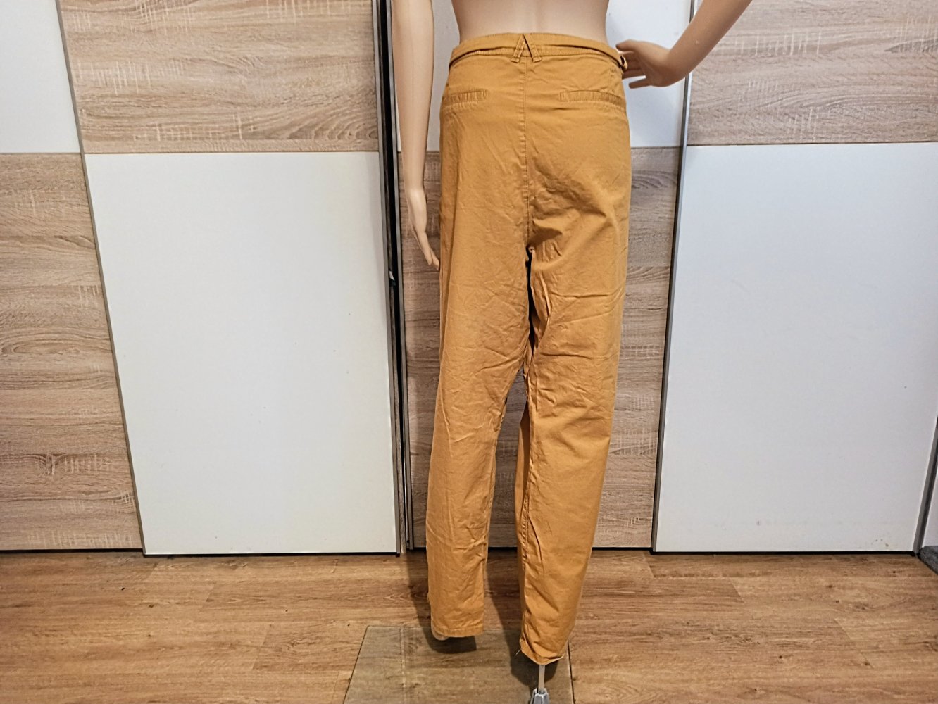 Schöne Hose in Farbe Senf von Yessica