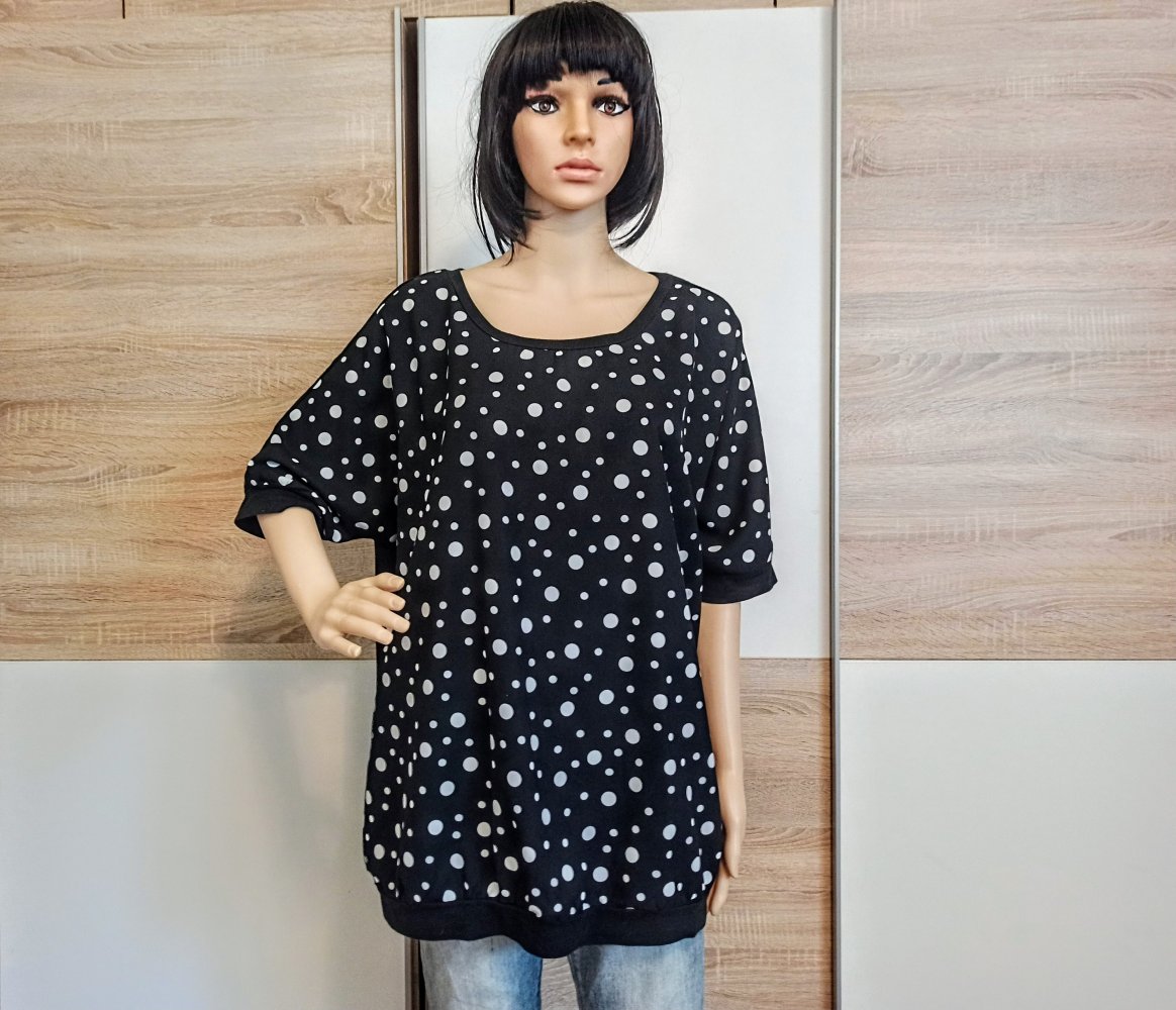 Schöne Bluse in schwarz mit weiße Punkte von Essentials
