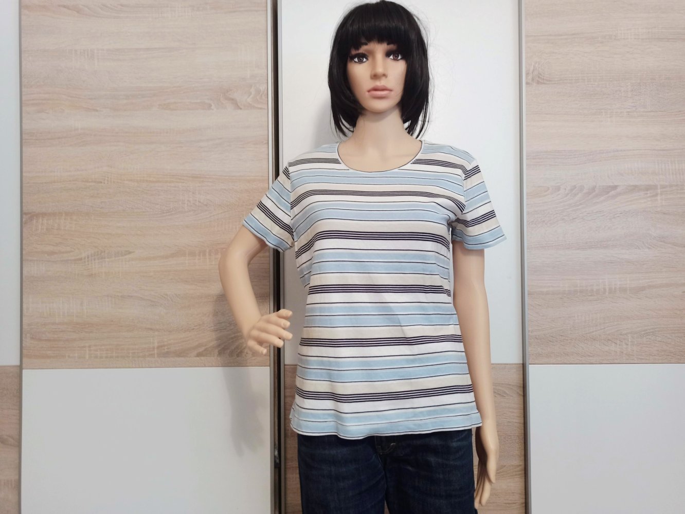 Schönes gestreiftes T-Shirt hellblau/weiß/gelb von Joy