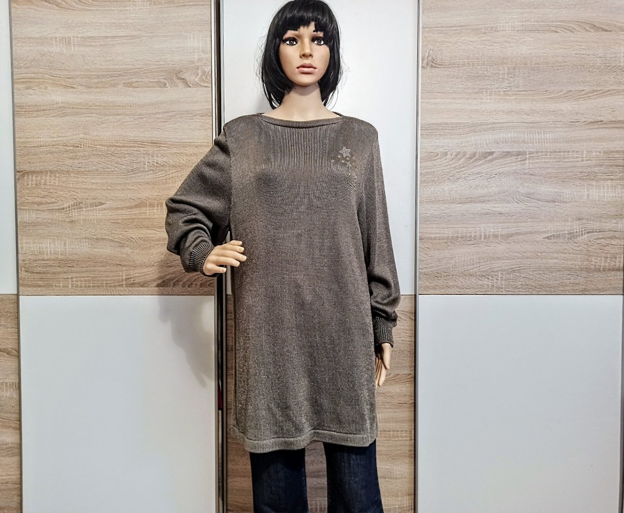 Schöner Pullover in grau mit Straassternen