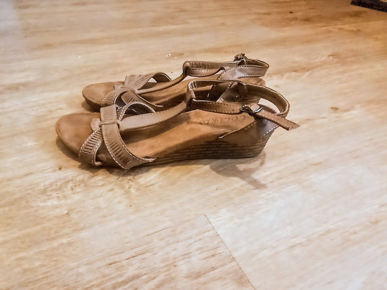 Tolle Damen Sandalen in braun von Colires