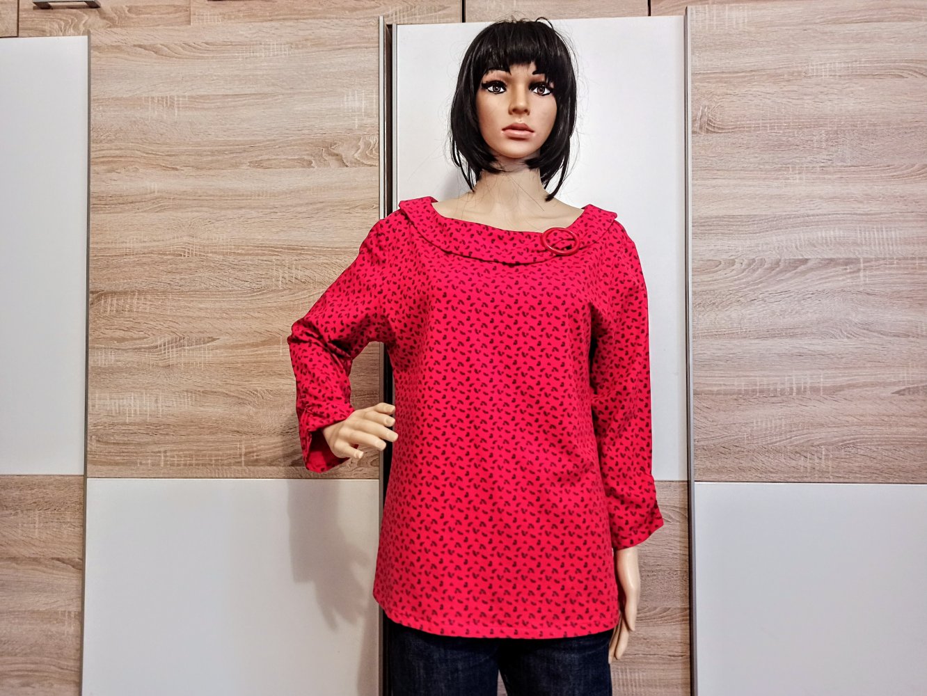 Schönes Langarm-Shirt in rot mit marineblau Blümchen von Multiblu 