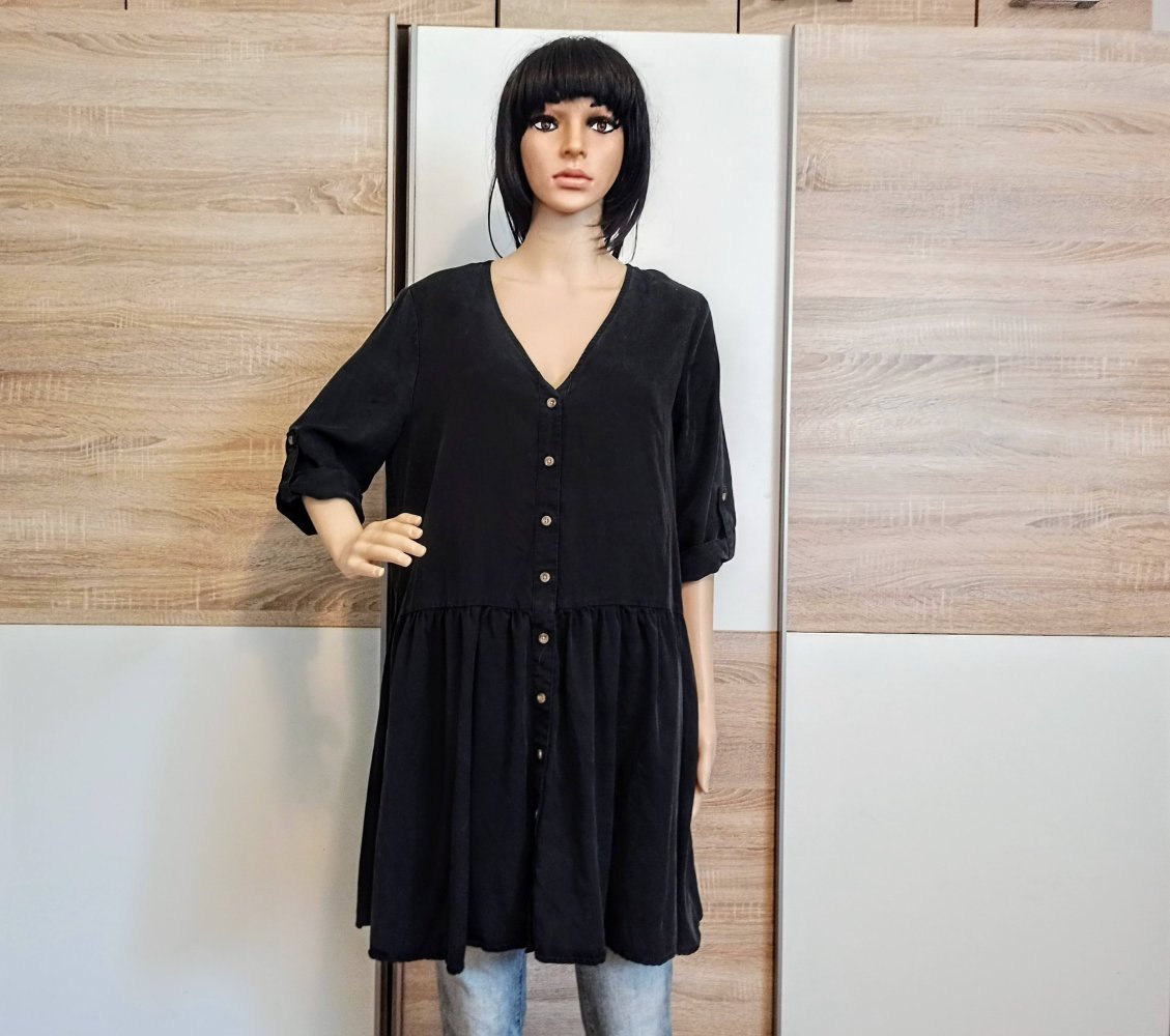 Schönes Kleid in Schwarz mit Knöpfen von Mapa