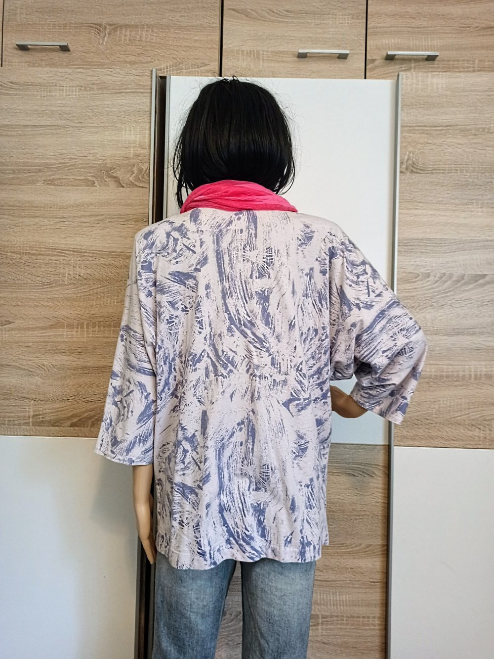 Schönes Langarm-Shirt in lila/weiß mit Zügen aus Strasssteinen