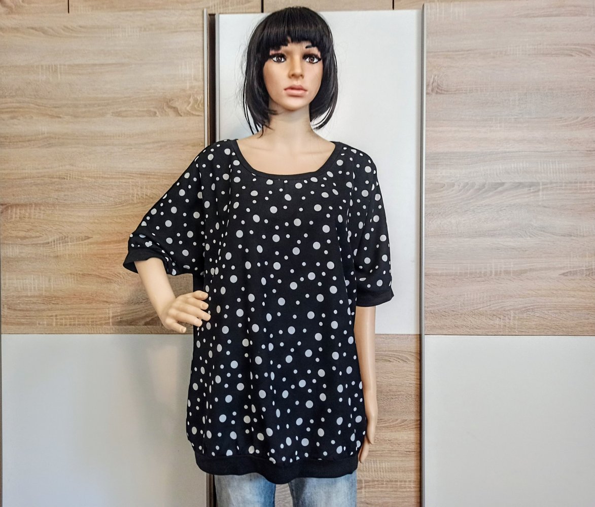 Schöne Bluse in schwarz mit weiße Punkte von Essentials
