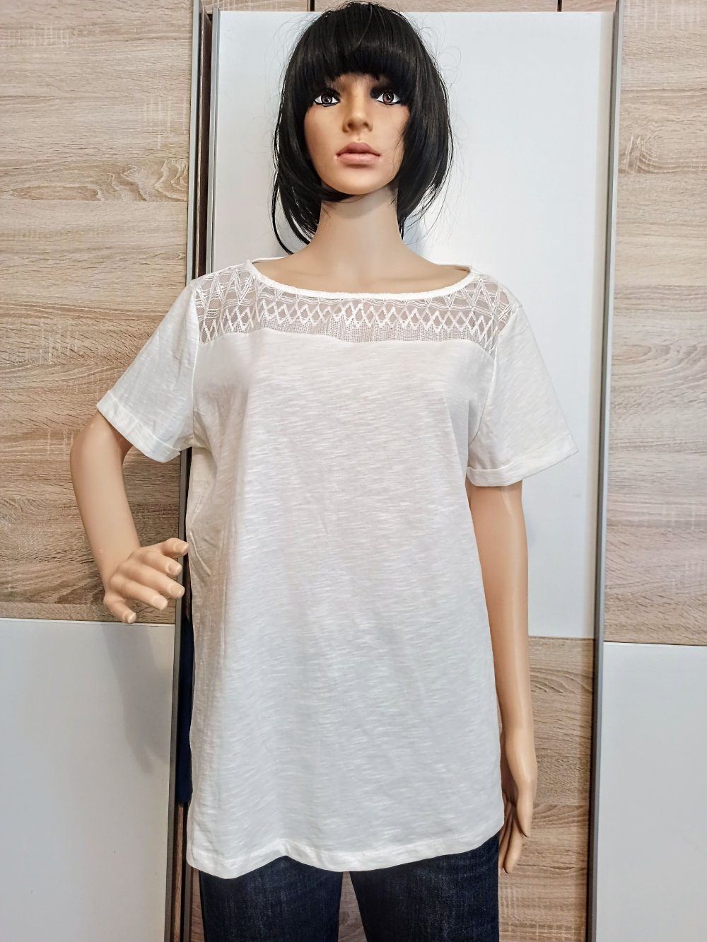 Schönes T-Shirt in weiß mit Spitze vorne von C&A