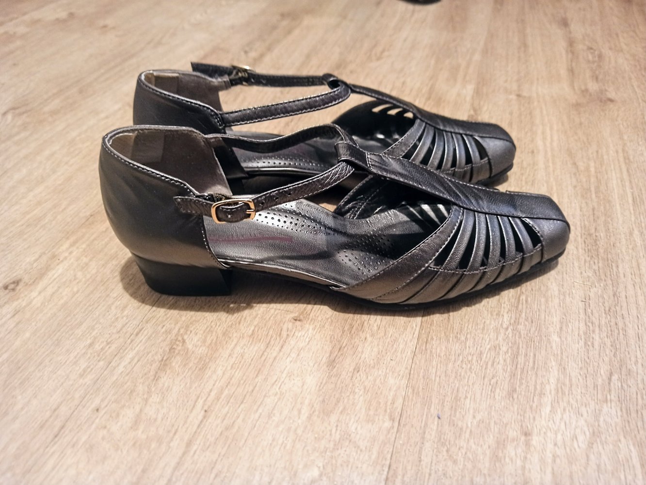 Tolle Damen Sandalen in braun/silber von Medicus