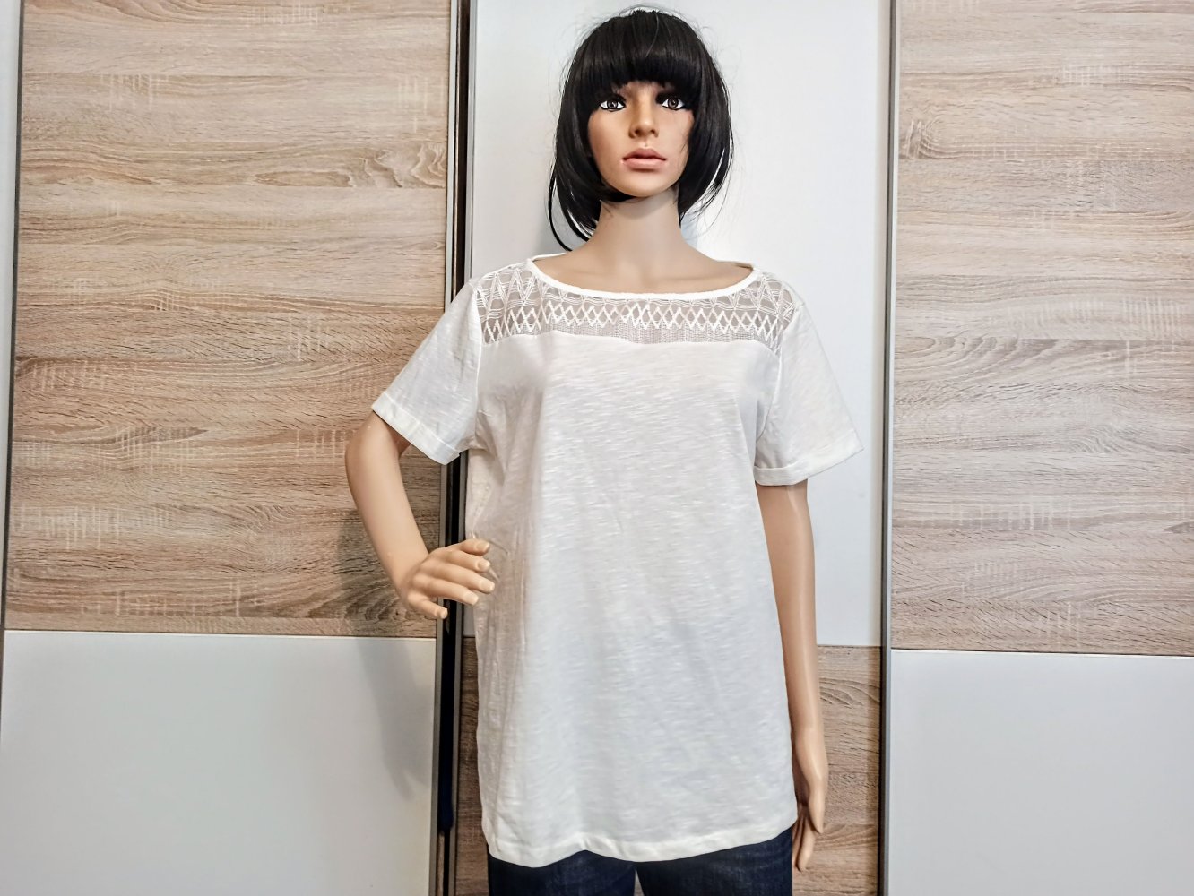 Schönes T-Shirt in weiß mit Spitze vorne von C&A
